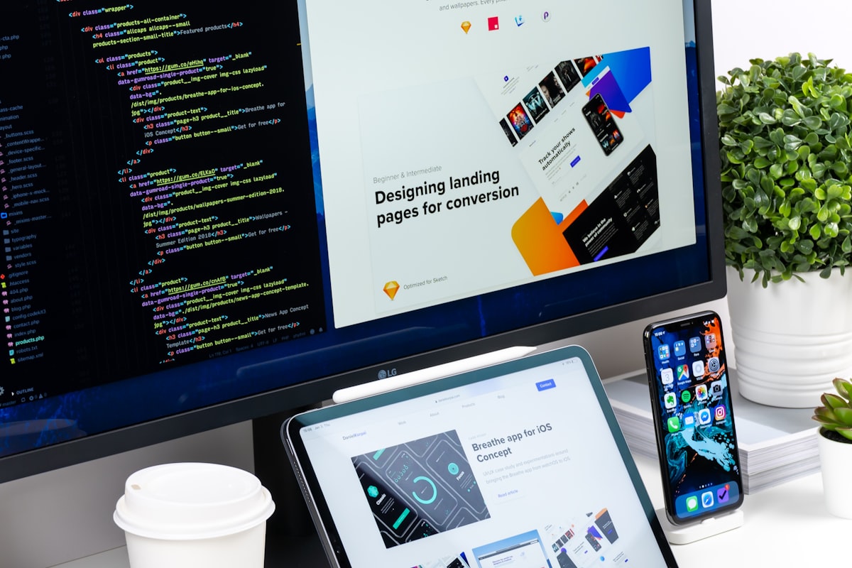 Equipo de desarrolladores creando software empresarial personalizado